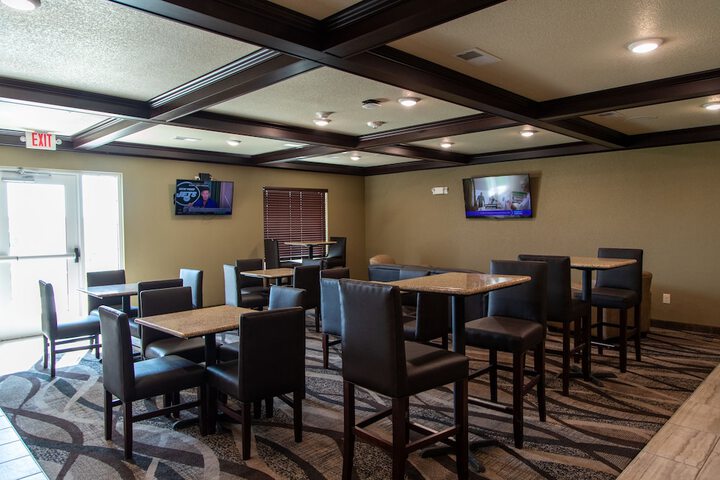 Lounge 43 of 48