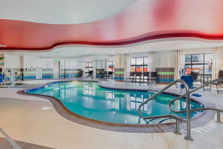 Holiday Inn Express & Suites Eureka by IHG
