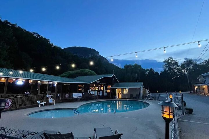 Geneva Hotel & Tiki Bar