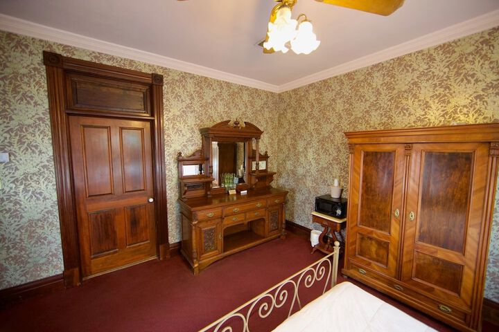 Room 10 of 27