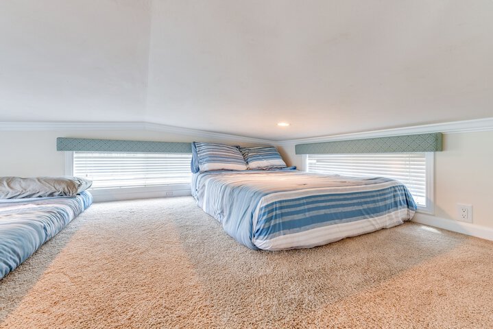 Waterfront Lake Norman Cabin w / Screened Porch!
