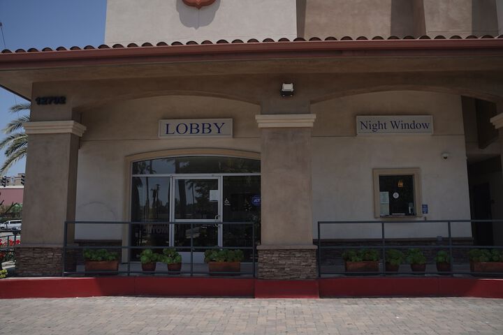 Harbor Inn & Suites