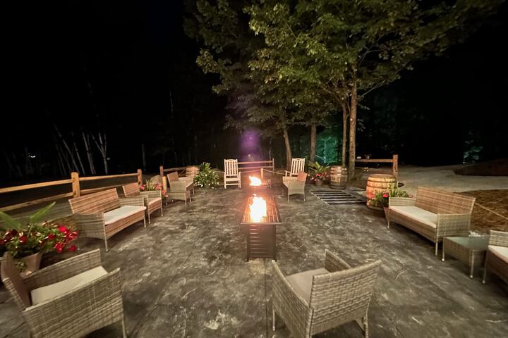The Birch Ridge: Owners Suite #5 - Queen / sofa Bed Suite in Killington. Hot Tub. Renovated. 1 Bedroom Home