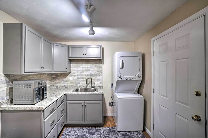 Delightful Tipp City Unit w / Covered Patio!