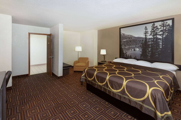 Super 8 by Wyndham Seguin