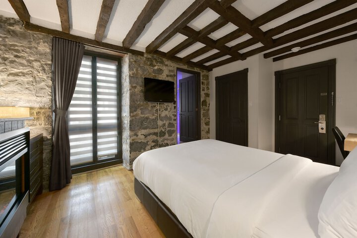 Room 8 of 42