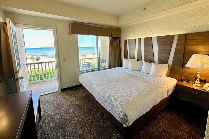 Mackinaw Beach & Bay Inn & Suites