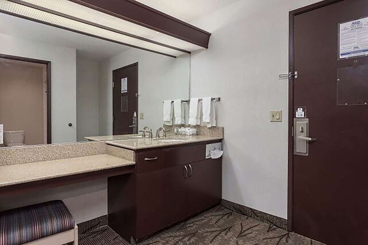 Room 28 of 33