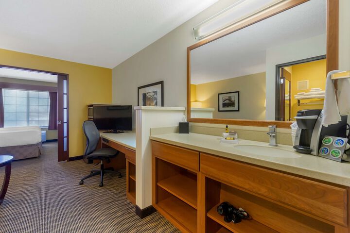 Best Western Plus Park Place Inn & Suites