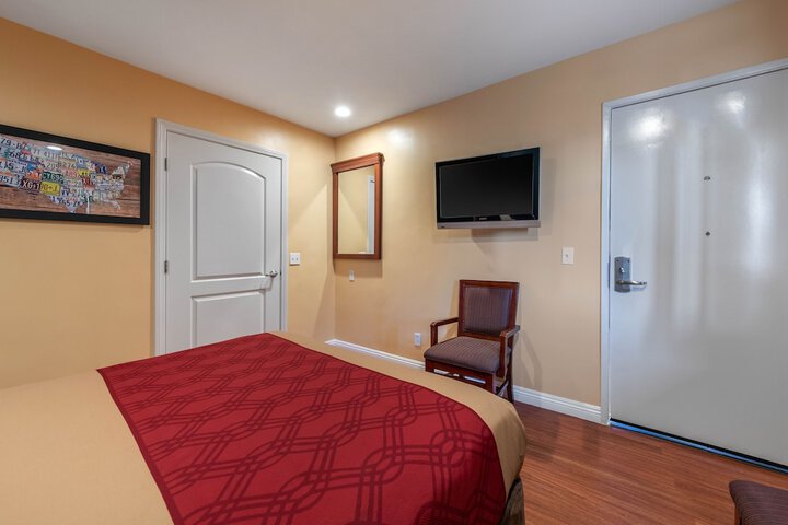 Room 7 of 32
