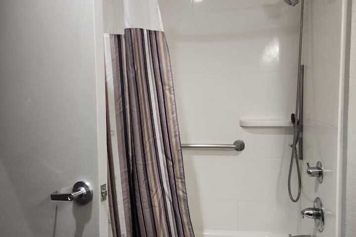 La Quinta Inn & Suites by Wyndham Dallas Grand Prairie North