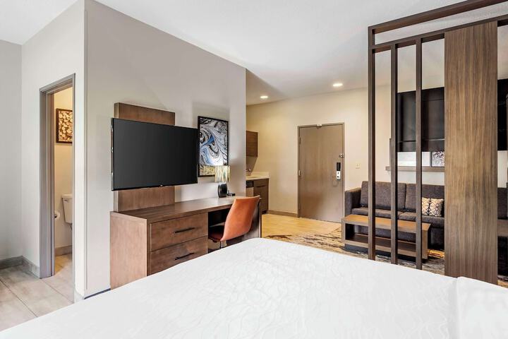 Best Western Plus Bourbonnais Hotel & Suites