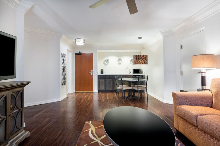 Room 13 of 28
