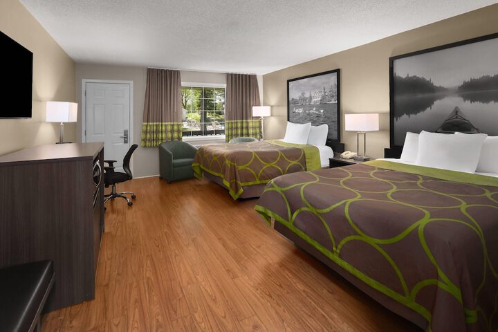Super 8 by Wyndham Gananoque / Country Squire Resort