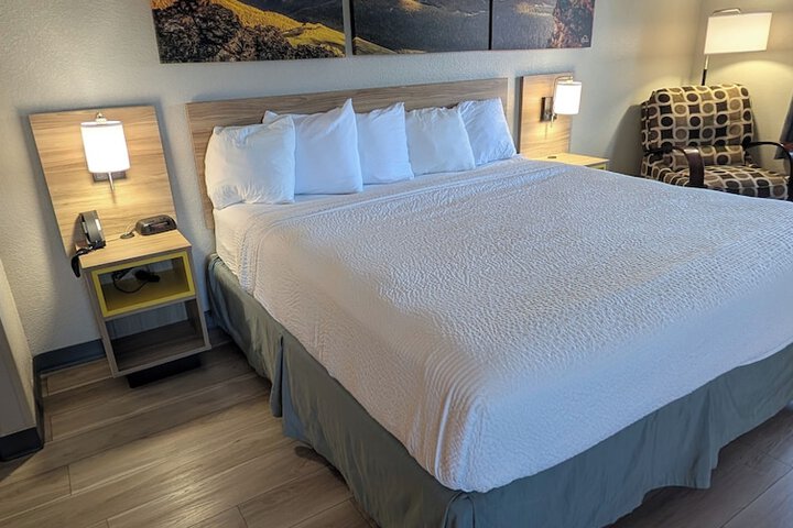 Days Inn & Suites by Wyndham Castle Rock