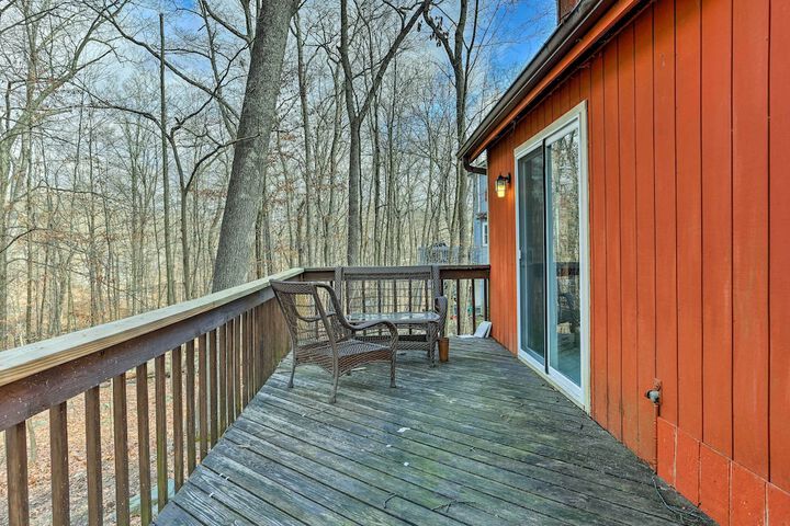 4 Mi to Tubing: Cozy Bushkill Cabin w / Deck!