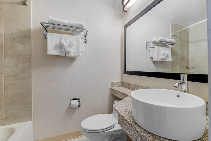 Quality Inn & Suites Kansas City - Independence I-70 East