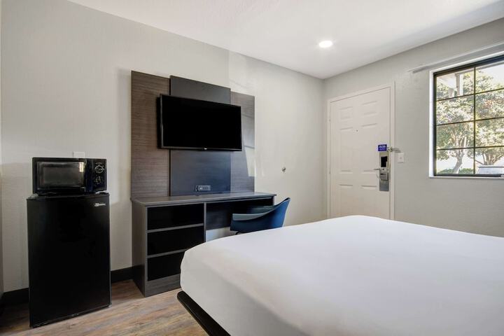 Room 28 of 33