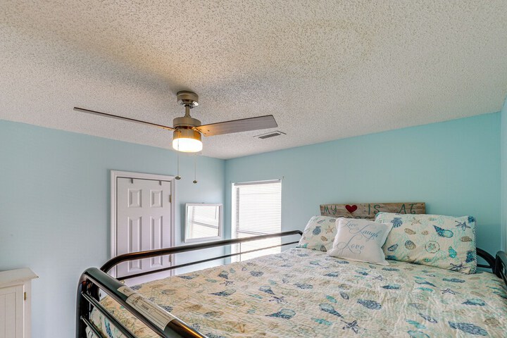 North Topsail Beach Townhome: Walk to the Beach!