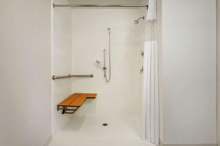 Room 12 of 27