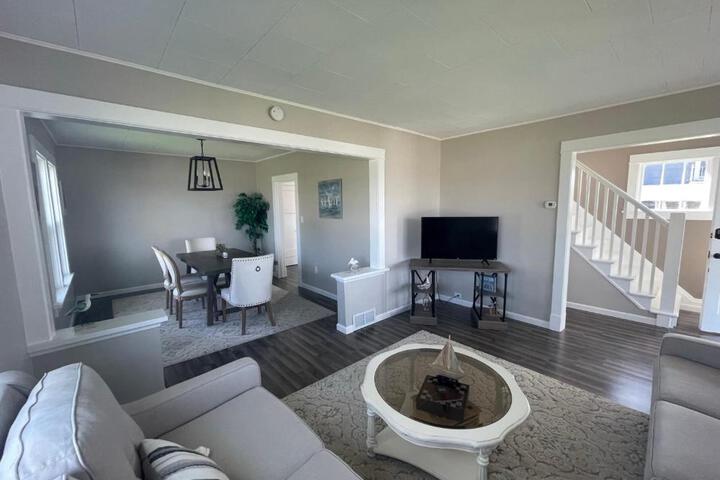 3 Bedroom House with Lake Pepin views with access to shared pool