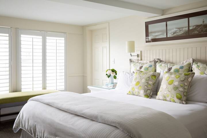 Vineyard Square Hotel & Suites