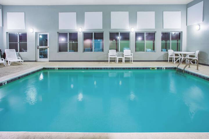 La Quinta Inn & Suites by Wyndham OFallon IL - St. Louis