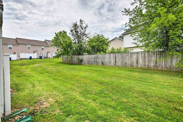 La Vergne Townhome: 22 Mi to Dtwn Nashville!