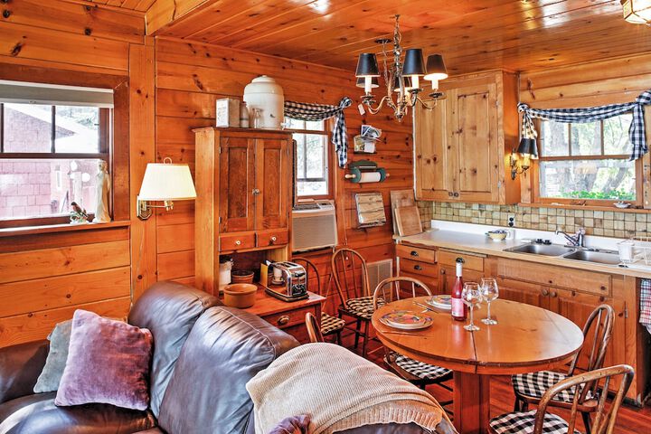 Newport Cabin w / Lakefront Private Porch & Grill!