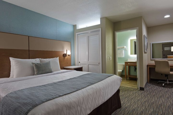 Room 18 of 28