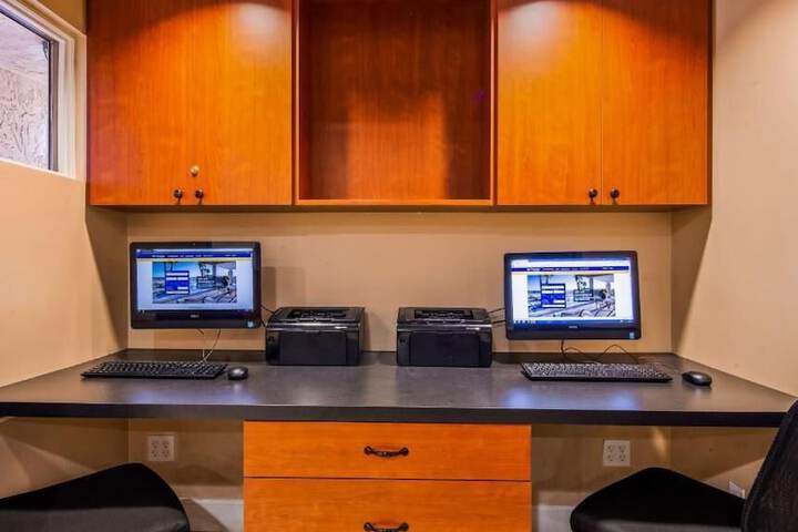 Business Center 26 of 26