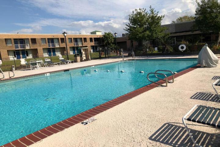 Motel 6-La Place LA