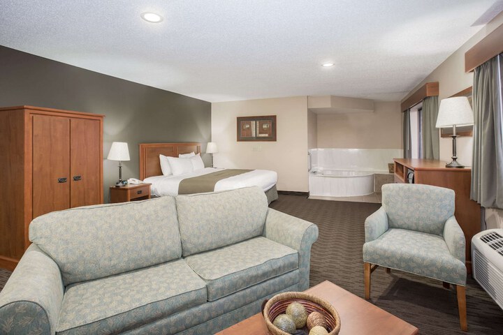 Room 11 of 28