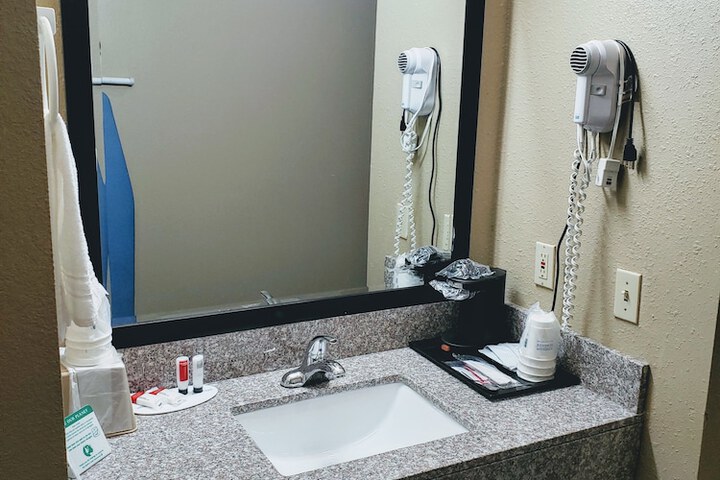 Days Inn & Suites by Wyndham Morris / I-80