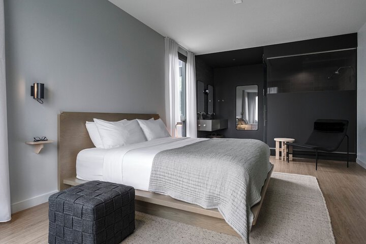 Stonebreaker Hotel
