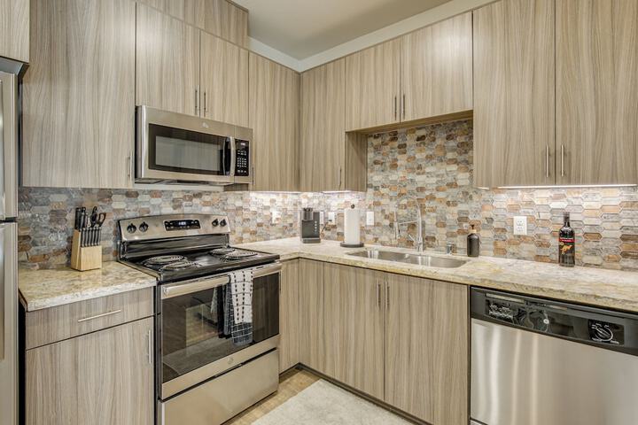 By Seaport Village & Navy Base! Chic Condo w / Pool