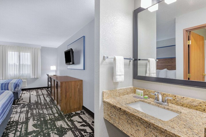 AmericInn by Wyndham Pella