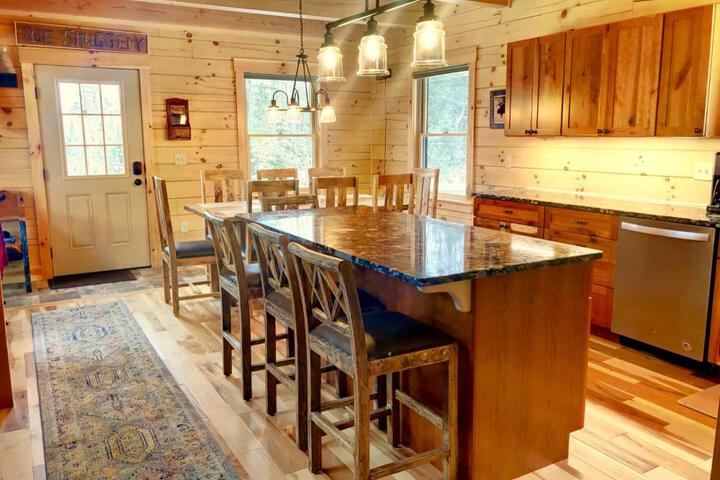 UV Log home with direct Cannon Mountain views Minutes to attractions Fireplace Pool Table AC
