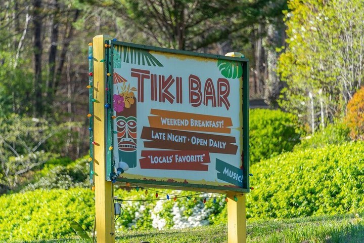 Geneva Hotel & Tiki Bar