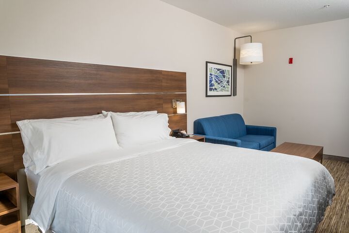 Holiday Inn Express & Suites Lake Forest by IHG