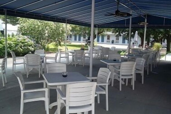 Lounge 10 of 11