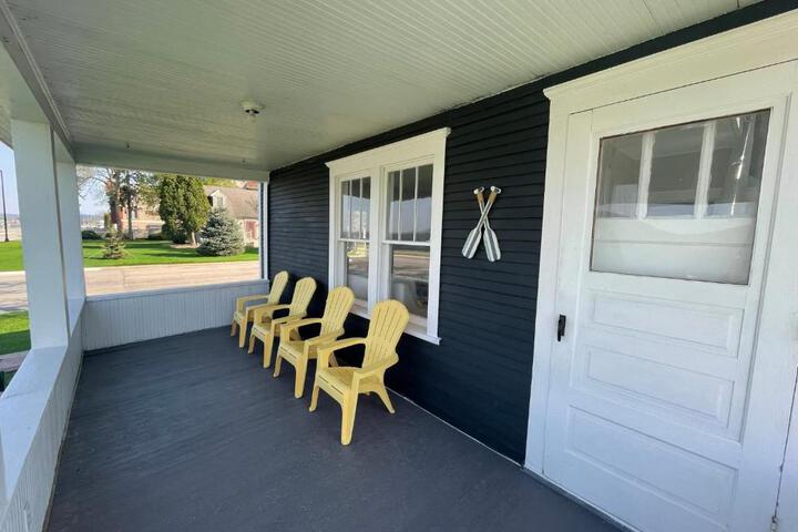 3 Bedroom House with Lake Pepin views with access to shared pool