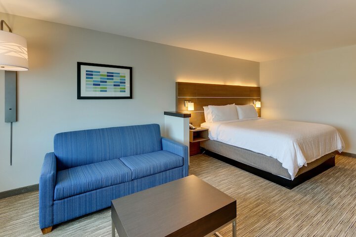 Holiday Inn Express & Suites Roanoke – Civic Center by IHG