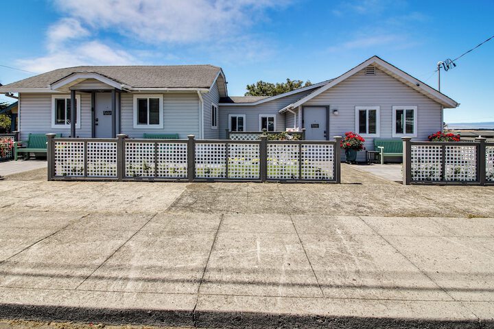 North Bend Home w / Cornhole Court & Putting Green