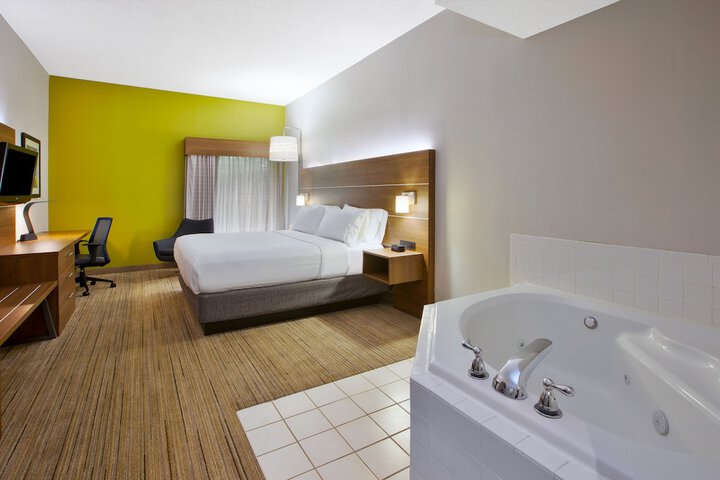 Holiday Inn Express & Suites Milford by IHG