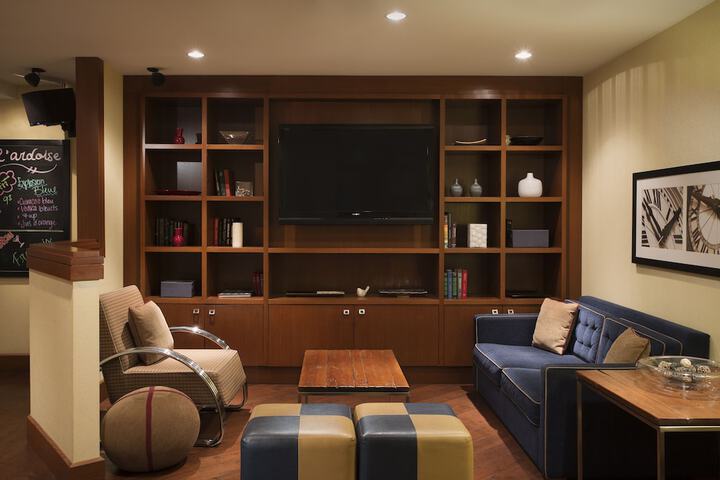Lounge 35 of 38