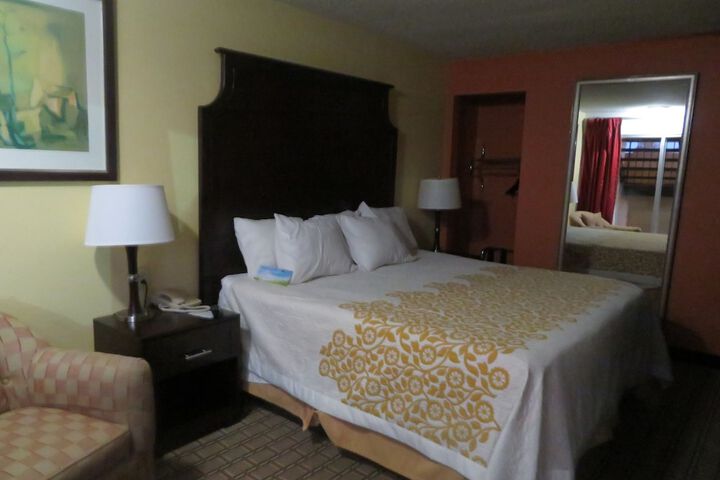 Room 26 of 80
