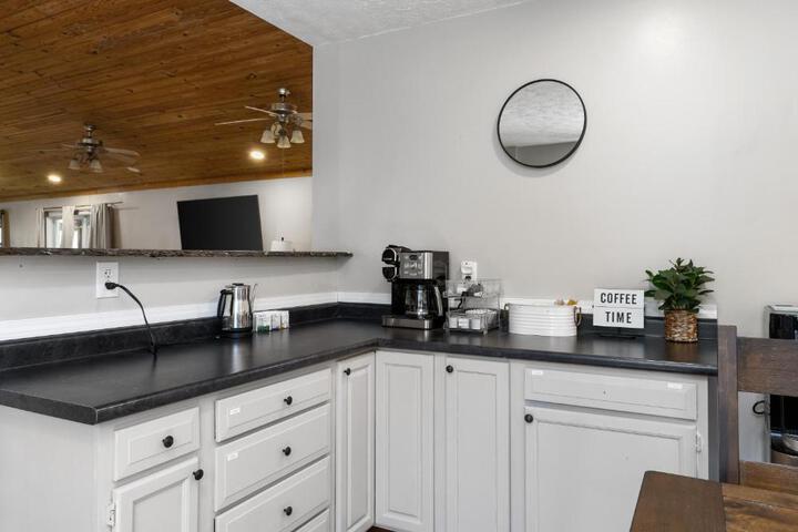 Spacious Cabin Near Hocking Hills and Caves with Hot Tub and Firepit