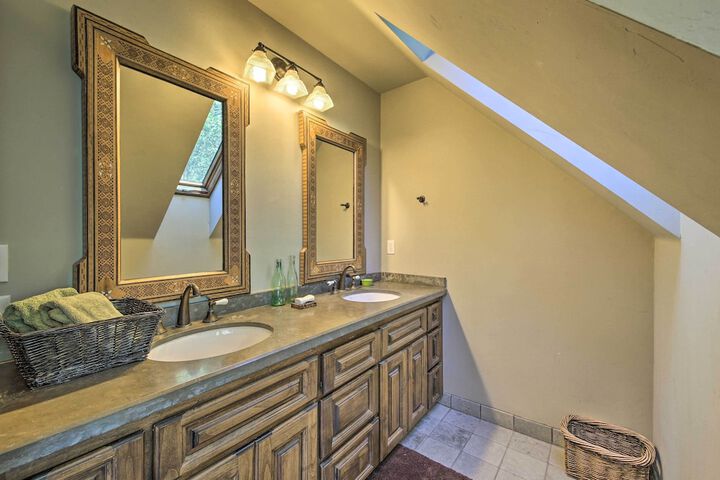 Incredible Lake Arrowhead Home w / Views & Decks!