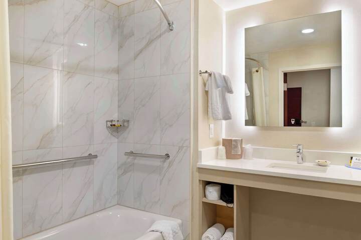 Room 21 of 28